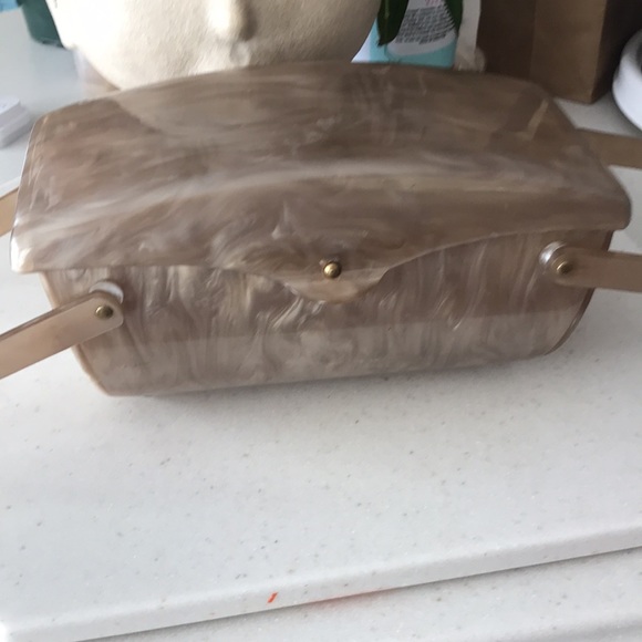 Vintage pearlized Llewelyn marbleized goldtone lucite hand bag circa 1950, 60s - Picture 2 of 10